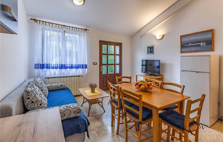 Ganze Ferienwohnung, Gemütliche Ferienwohnung 1 km vom Strand entfernt mit Terrasse, Parkplatz und WLAN in Banjole, Südküste Istrien