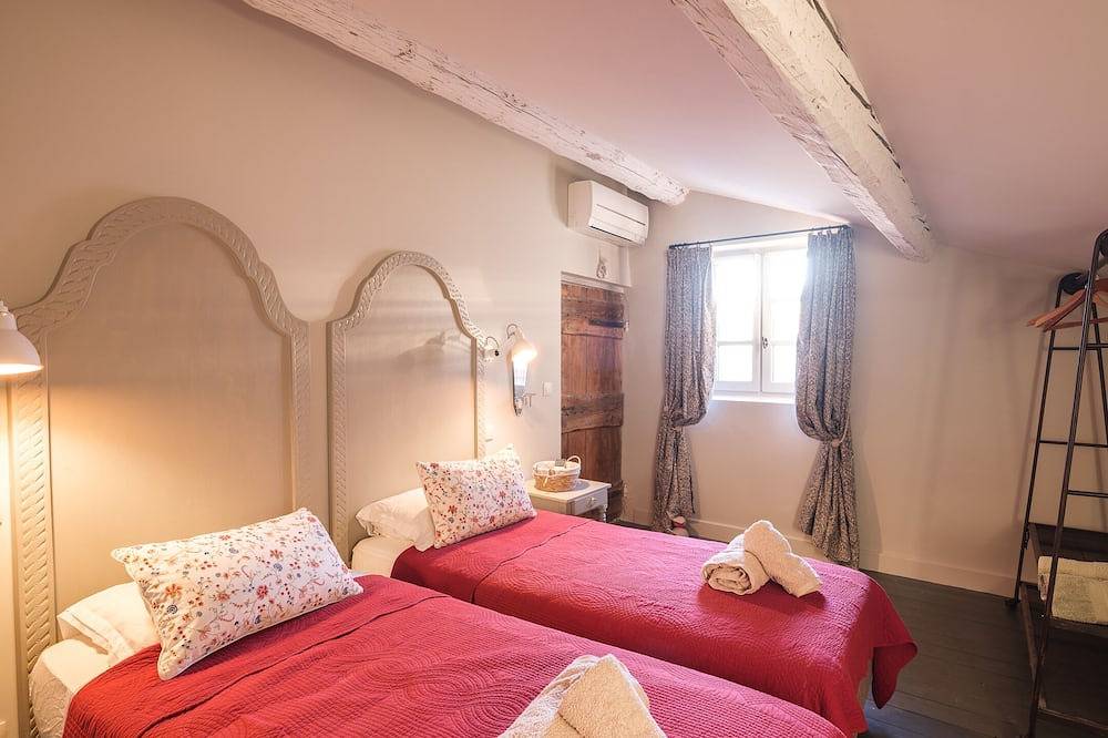 House Provencal Stone Charm 5 Min St Remy de Provence for 8 to 10 people. in Maillane, Arles region