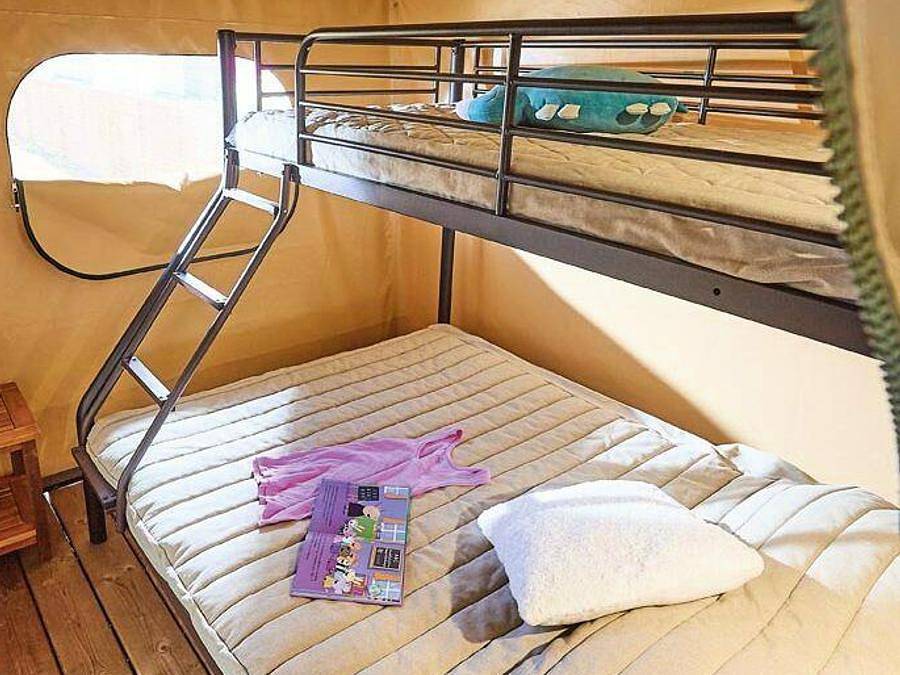 Camping Europ Camping - Tente en toile et en bois 5 personnes - Tente Lodge Bali 3 Pièces 4/5 Personnes in Ascarat, Région de Bayonne