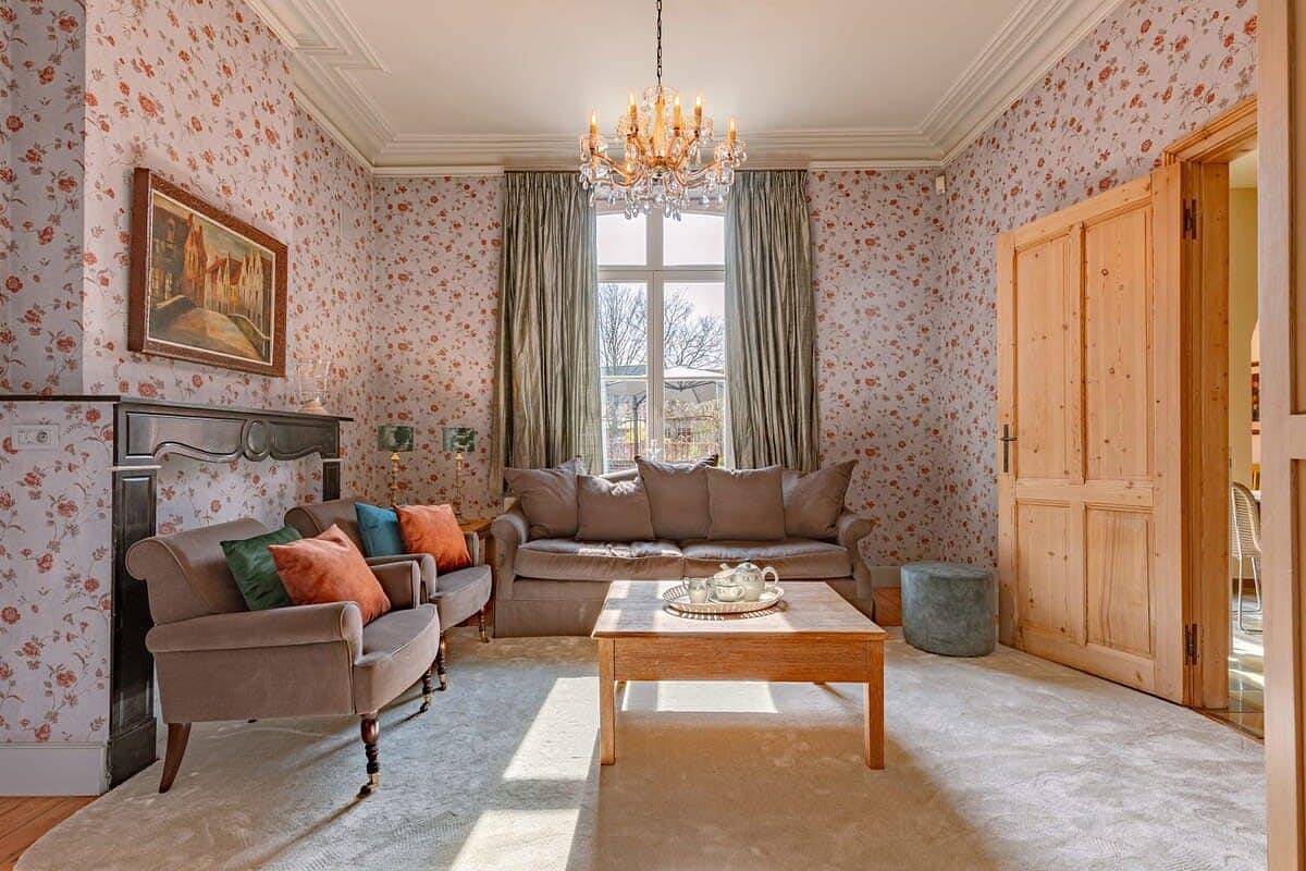 Spacious 5Br villa w/ Terrace & garden in Wingene, Westflandern