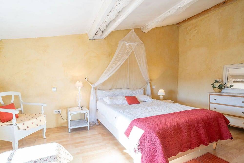 Stunning private villa for 6 people with Wifi, private pool, Tv, patio, pets allowed and parking in Châteauneuf-Grasse, Cannes region