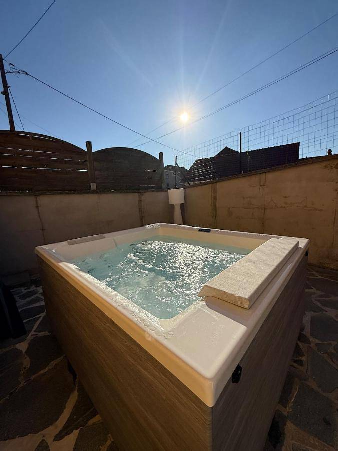 Gîte pour 8 personnes, avec terrasse et jacuzzi dans Vézelois