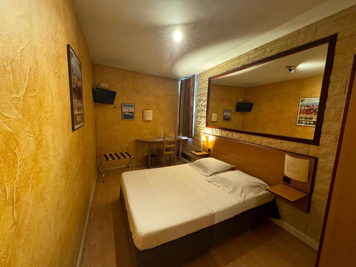 Hôtel Bosquet Pau Centre - Self Check In Budget Hotel in Pau, Béarn