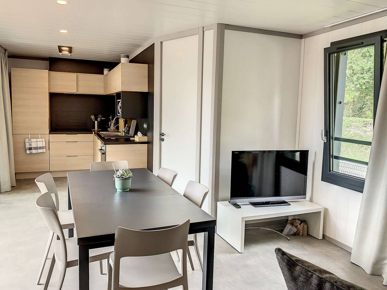 Charming Chalet with Heated Pool, Terrace & Parking - 6 Guests in Jullouville, Côte de la Déroute