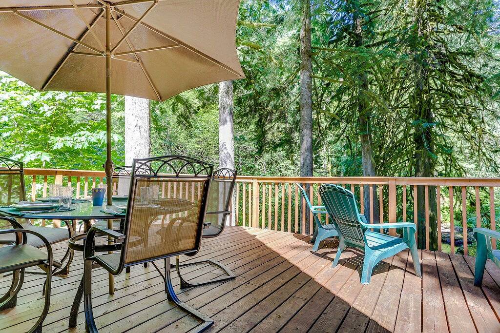 Klassischer Waterfront A-Frame mit voll ausgestatteter Küche und großem Deck - in der Nähe des Skisports! in Welches, Mount Hood