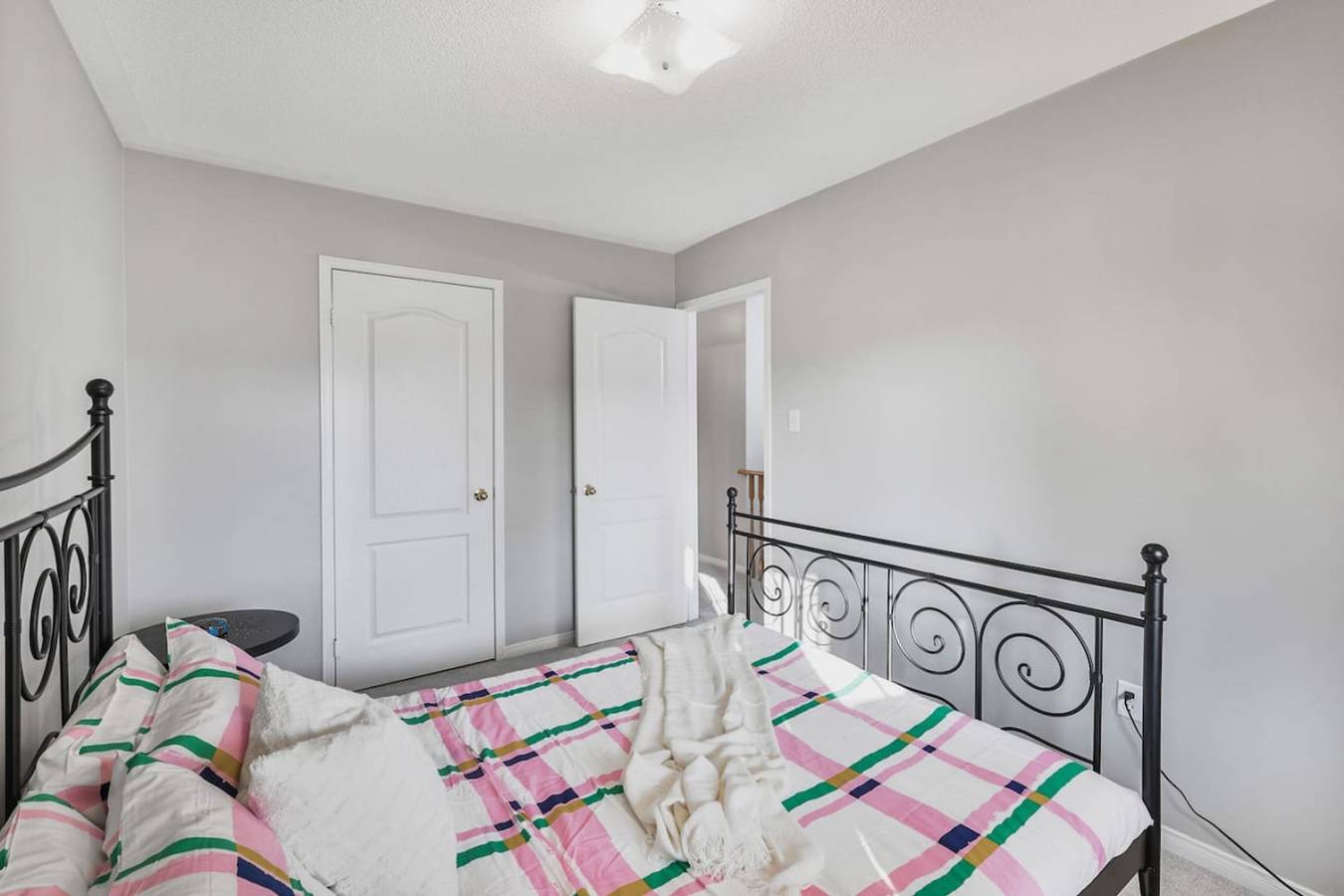 Spacious Whitby Haven: 3Br Home + Parking in Whitby (Canada), Lake Ontario (Canada)