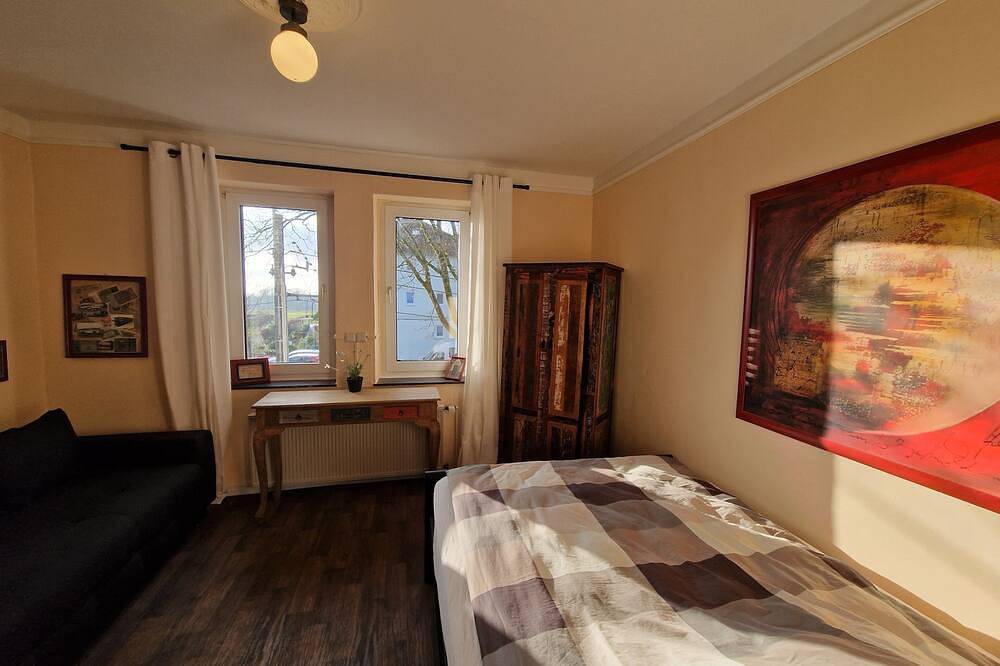 Entire apartment, 3 rooms for up to 10 people. Close to the city in the countryside with a view of the Müngsten Bridge in Solingen, Bergisch region