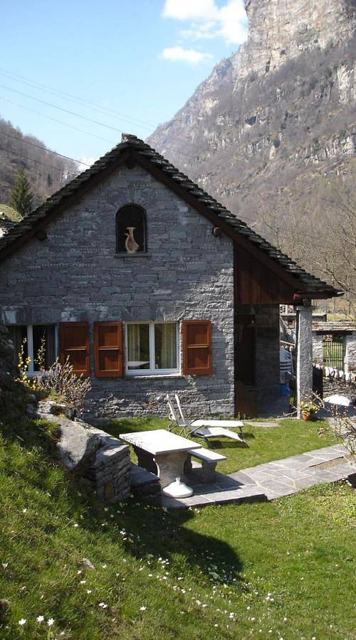 Ferienhaus für 5 Personen, mit Terrasse und Garten in Brione