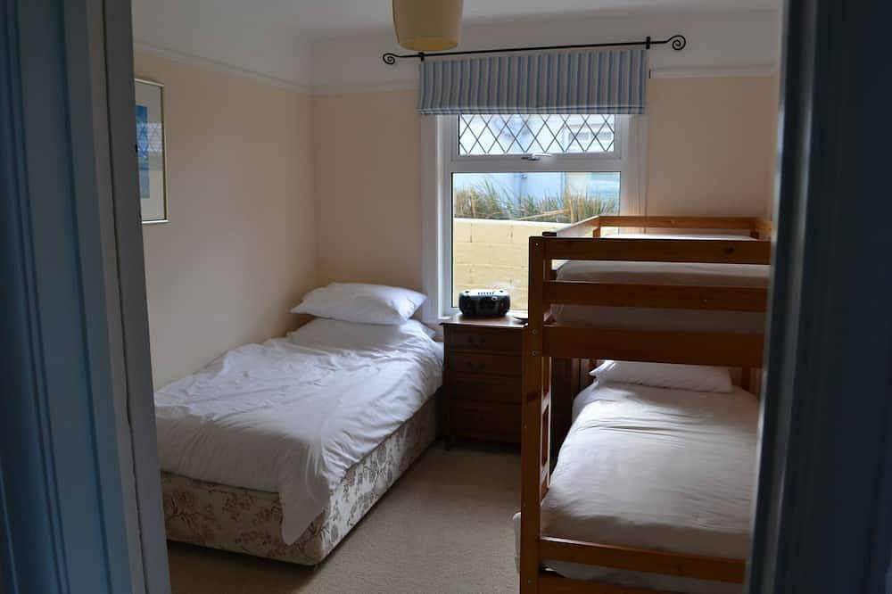 4 Bedroom house situated only 100 meters from the Sandy Beach in Trevone in Trevone, Cornwall