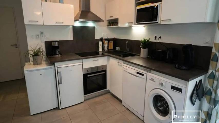 Gîte pour 7 personnes, avec Balcon et Terrasse ainsi que Jardin et Piscine dans Plage de la Farinette - 3