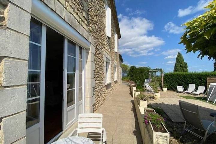 Location de vacances pour 6 personnes, avec piscine ainsi que jardin et terrasse à Sainte-Foy-la-Longue