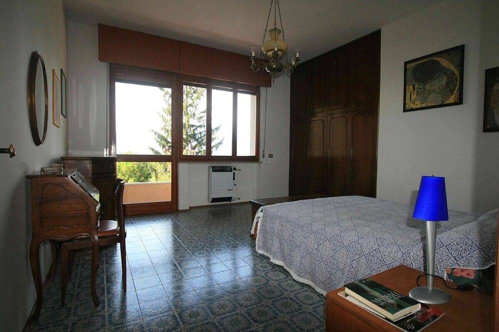 Villa:16 Personen, Swimmingpool, Garten, 2große Terrassen, unvergesslichen Blick in Torri del Benaco, Gardasee-Berge