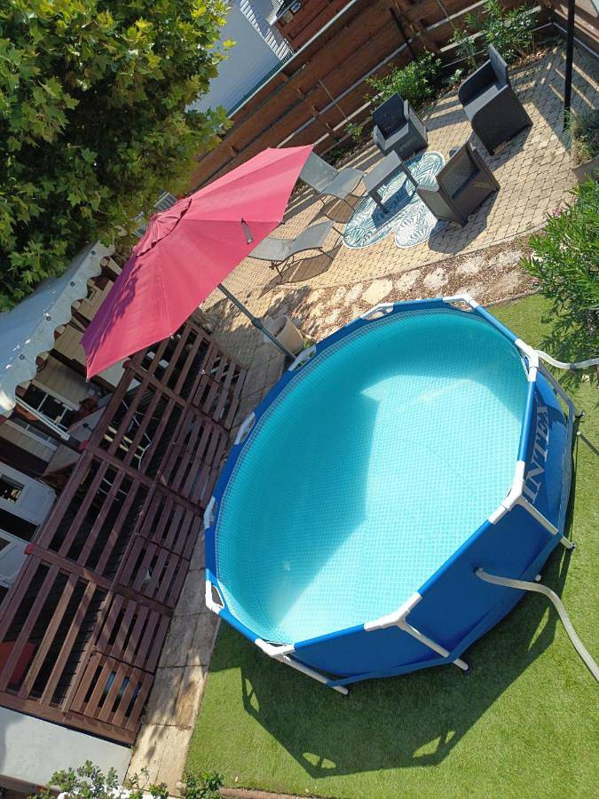Location de vacances pour 3 personnes, avec jardin et terrasse ainsi que vue et piscine, animaux acceptés à Massieux