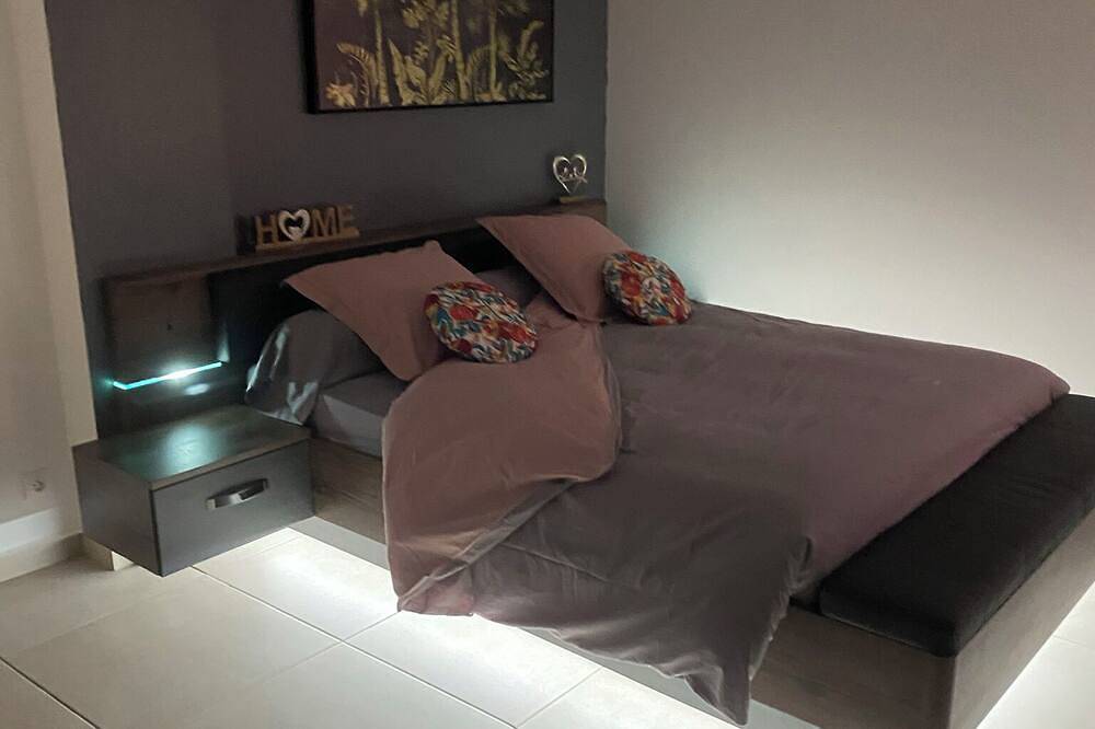 Appartement entier, Le Cupidon, 2 à 4 pers avec Baignoire-Balnéo. Nid d'Amour  Nuit de Souvenirs in Montmeyan, Région de Brignoles
