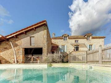 Gîte pour 6 personnes, avec jardin ainsi que piscine et terrasse, animaux acceptés à Loubejac