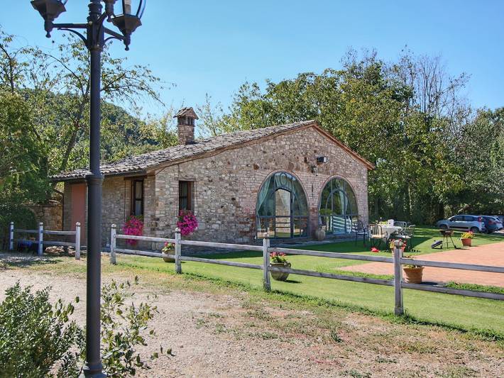 Agriturismo con piscina per 4 persone, con Terrazza e Giardino nonché Piscina e Sauna a Todi