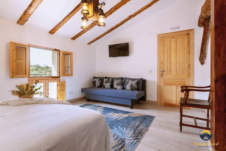 Renovated rural house with fireplace and swimming pool, close to hiking trails and reservoir. in Sacedón, Guadalajara Provinz