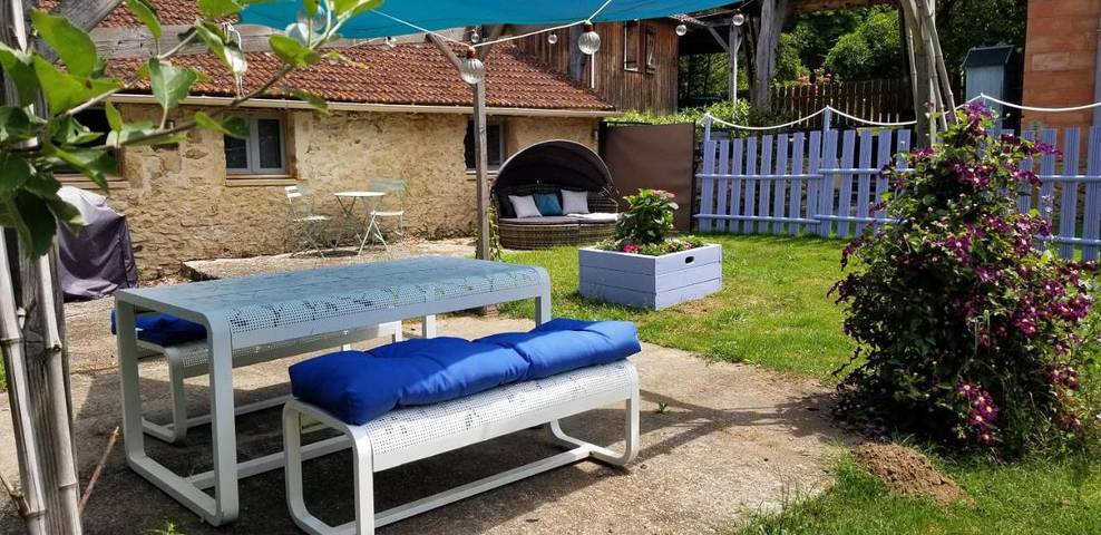 Location de vacances pour 2 personnes, avec jardin et piscine à Larzac (Dordogne)