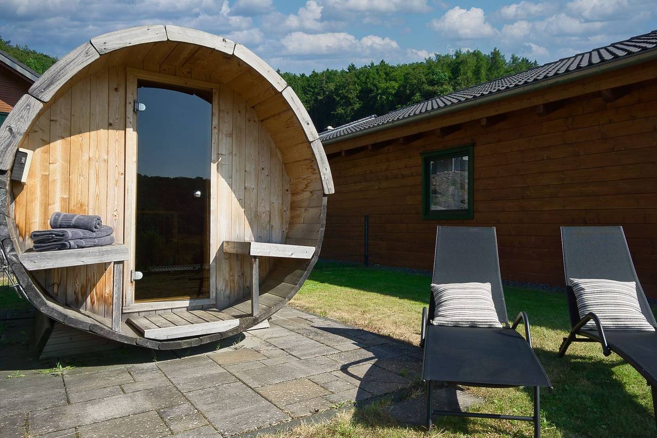 Stilvolles Ferienhaus für 4 Personen mit privater Fasssauna in Rieden (Eifel), Osteifel
