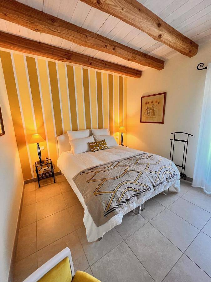 Chambre d’hôte pour 2 personnes, avec piscine ainsi que jardin et terrasse