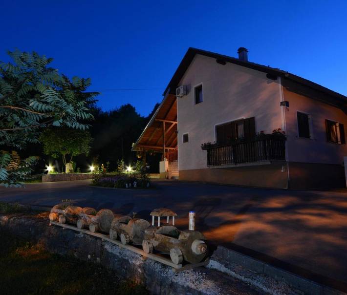Ferienwohnung für 5 Personen, mit Terrasse und Garten sowie Pool und Ausblick
