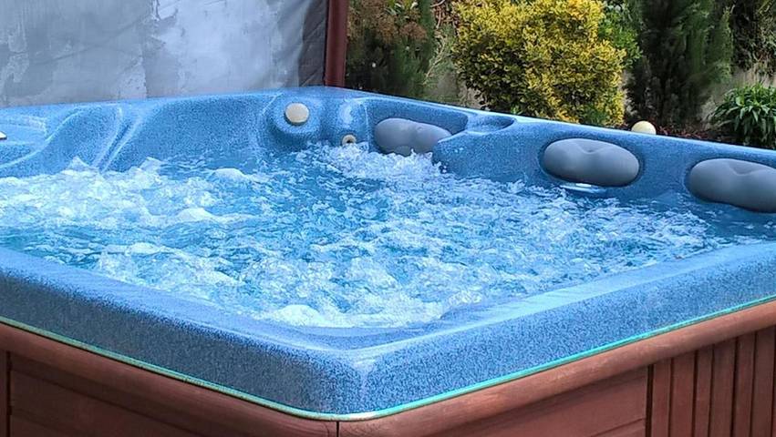 Location de vacances pour 12 personnes, avec piscine ainsi que jacuzzi et jardin, adapté aux familles à Saint-Privat-des-Prés - 4