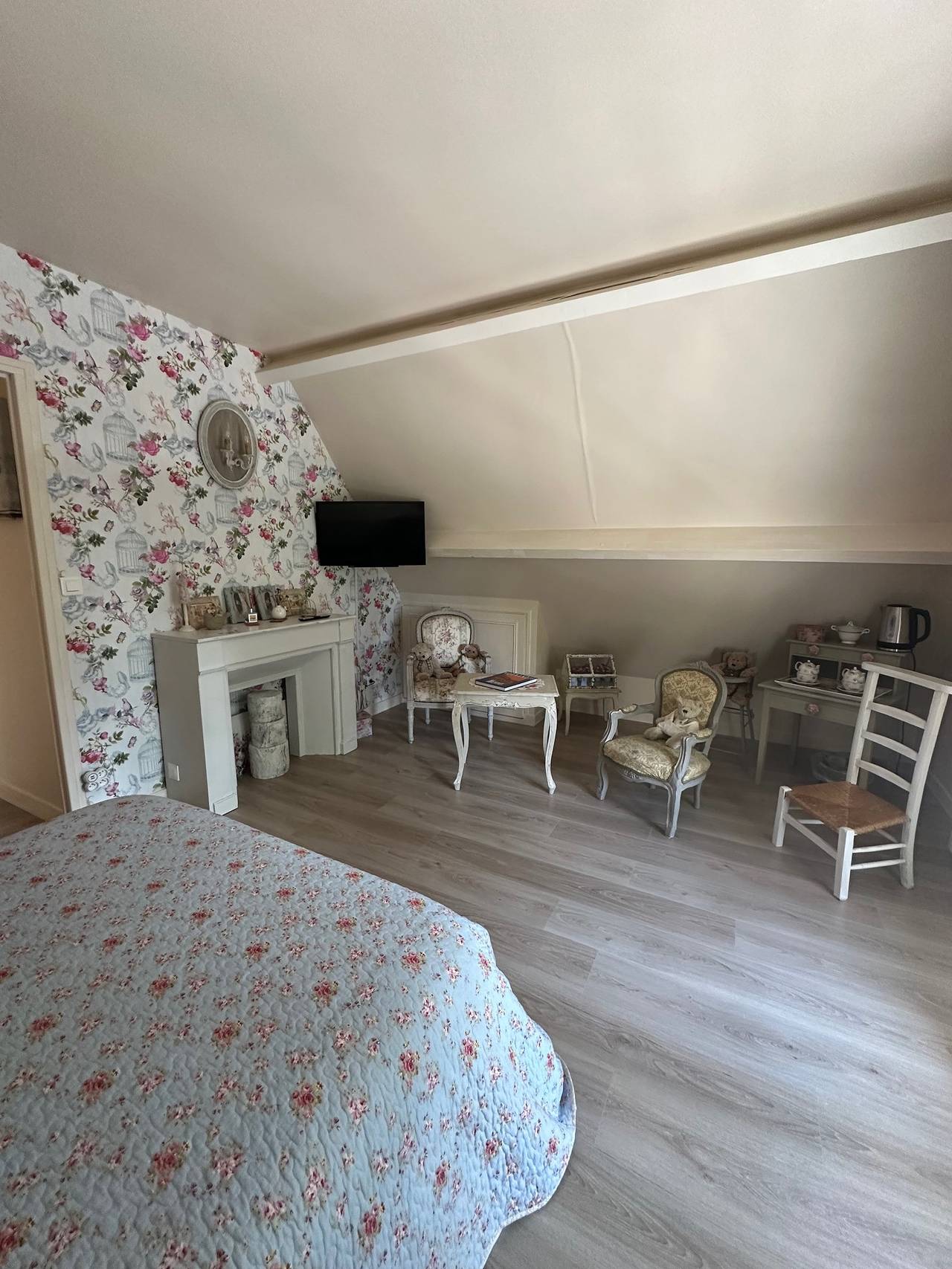 Guest Room 'English Garden' with Pool, Breakfast, Shared Garden and Wi-Fi in Suzay, Les Andelys region