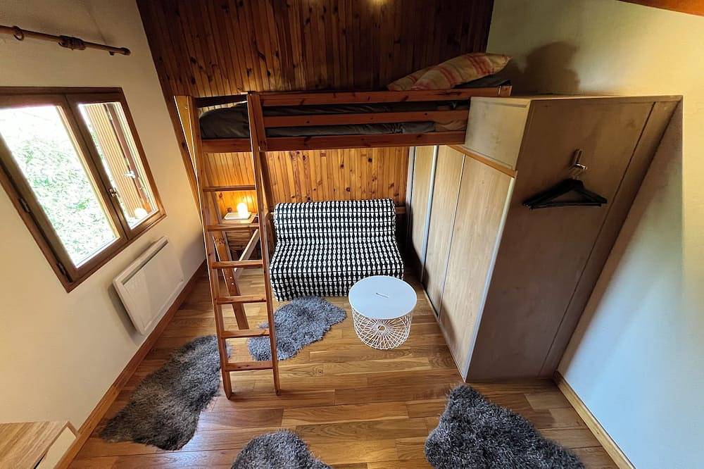 Superb Chalet in a quiet location, garden and private parking, near Paris and Disney. in Fontenay-sous-Bois, Valle del Marne