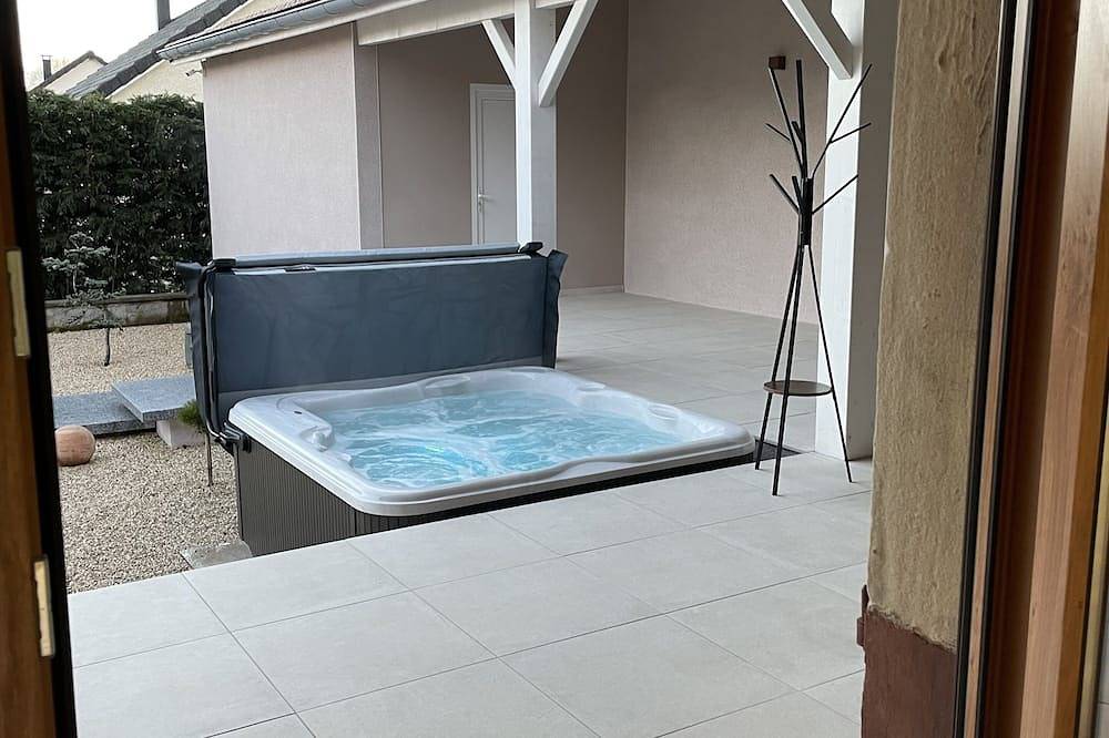 Chambre romantique jacuzzi extérieur, confort et luxe Brin du Jour in Roye, Haute-Saône