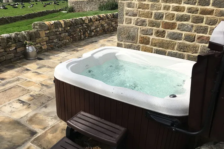 Pretty cottage with enclosed patio and private hot tub with stunning veiws in Nidderdale AONB