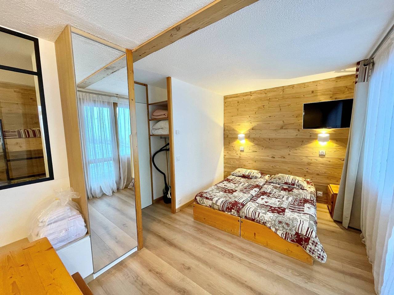 Studio entier, Studio rénové avec terrasse et accès pistes, parking inclus in La Plagne, La Plagne-Tarentaise