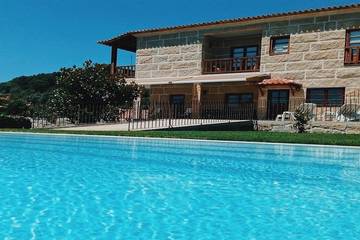 Gîte pour 12 personnes, avec jardin et balcon, animaux acceptés dans Santa Marinha do Zêzere