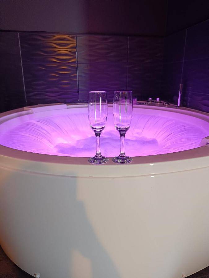 Gîte pour 2 personnes, avec Jacuzzi ainsi que Jardin et Vue dans Wizernes (Saint-Omer)