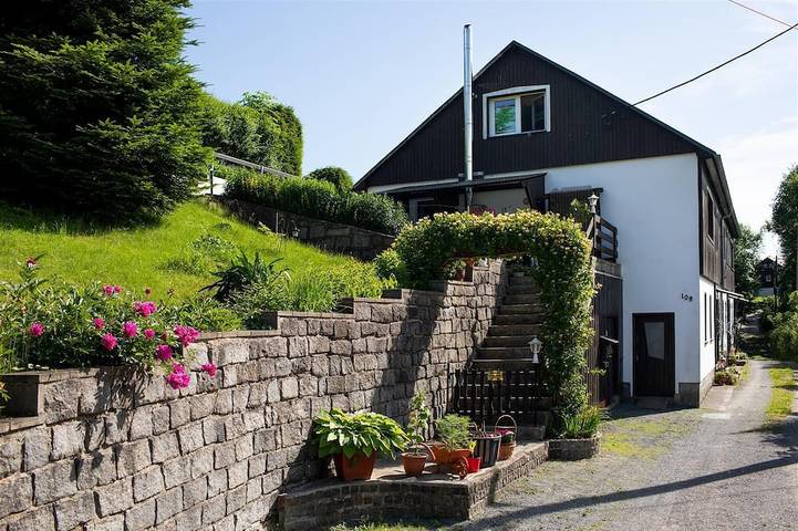 Ferienwohnung für 2 Personen, mit Pool und Garten sowie Terrasse