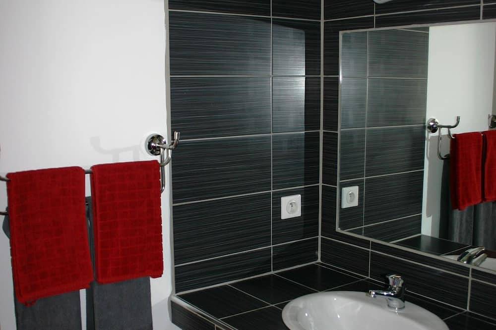 Modern, comfortable 4-star gîte in a quiet woodland setting in Draguignan, Draguignan regionen