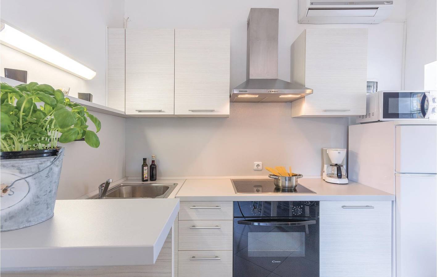 Ganze Ferienwohnung, Gemütliche Ferienwohnung mit Terrasse, WLAN und Parkplatz, 1 km vom Strand Bijeca entfernt in Medulin Stadt, Medulin