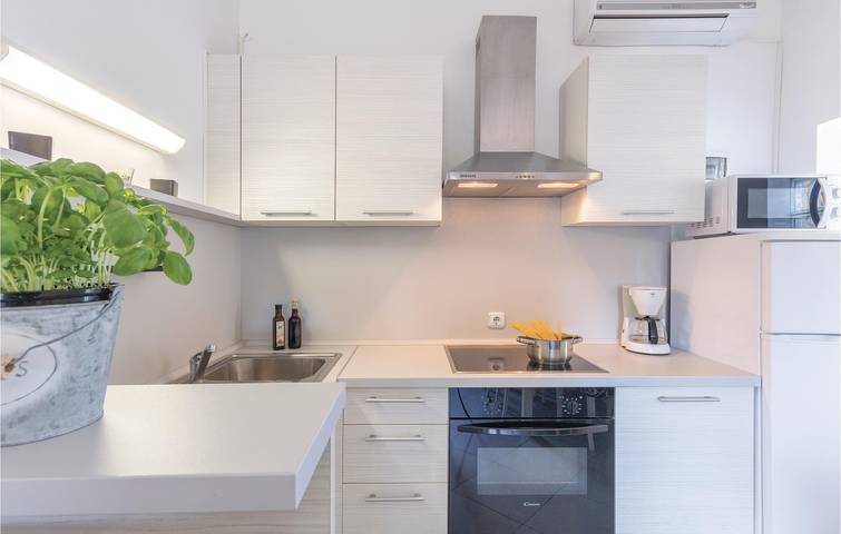 Ganze Ferienwohnung, Gemütliche Ferienwohnung mit Terrasse, WLAN und Parkplatz, 1 km vom Strand Bijeca entfernt in Medulin Stadt, Medulin