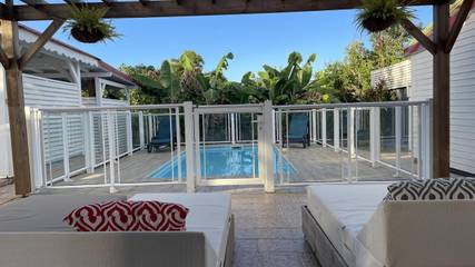 Location de vacances pour 6 personnes, avec jardin ainsi que jacuzzi et piscine, adapté aux familles à Sainte-Rose