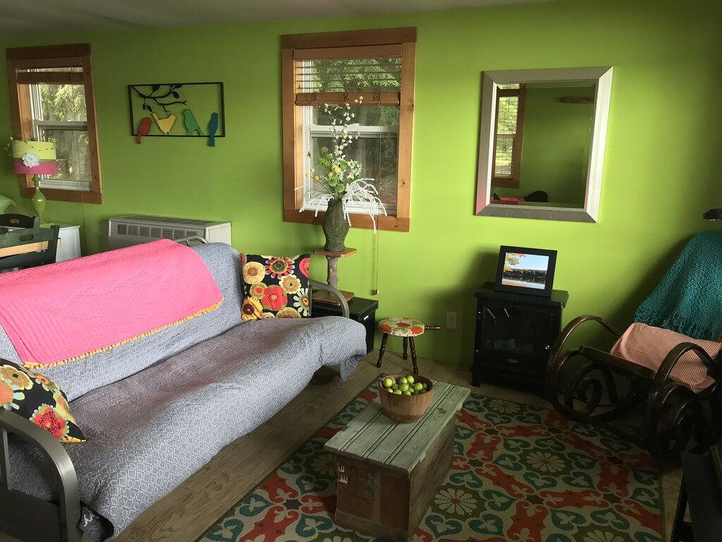 Ganze Wohnung, Adorable Studio Cottage on Beautiful Thayer Lake!! in Torch Lake