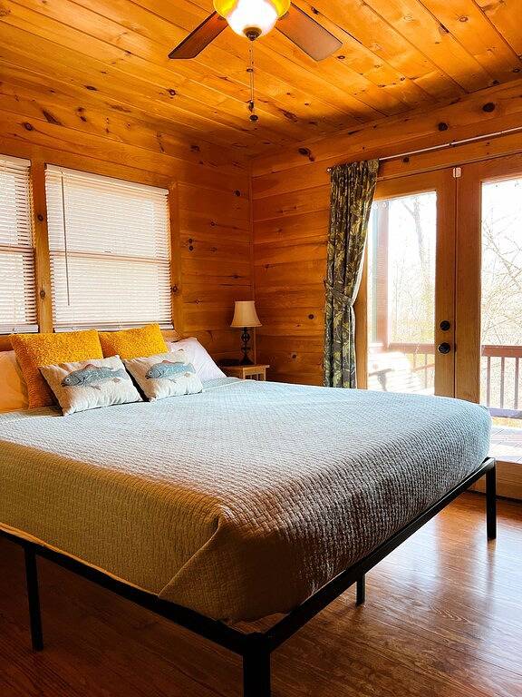 Owner managed! View, Hot tub, Firepit, Game Room, 3 King Beds & Paved Roads in Chattahoochee National Forest