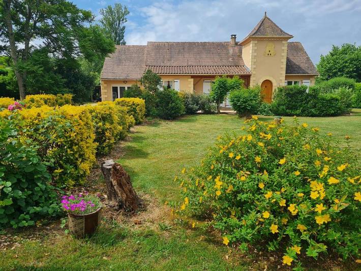 Location de vacances pour 6 personnes, avec jacuzzi ainsi que piscine et jardin, animaux acceptés à Saint-Martial-de-Nabirat
