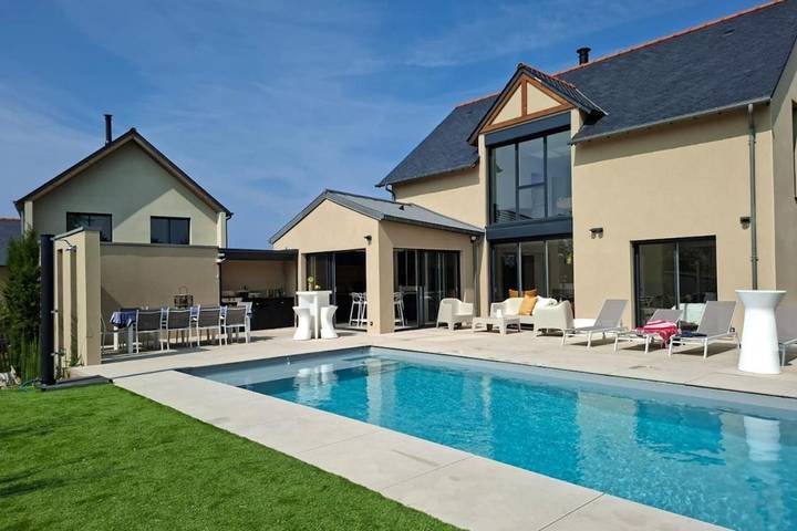 Chalet para 10 personas, con jardín además de terraza y piscina - 1