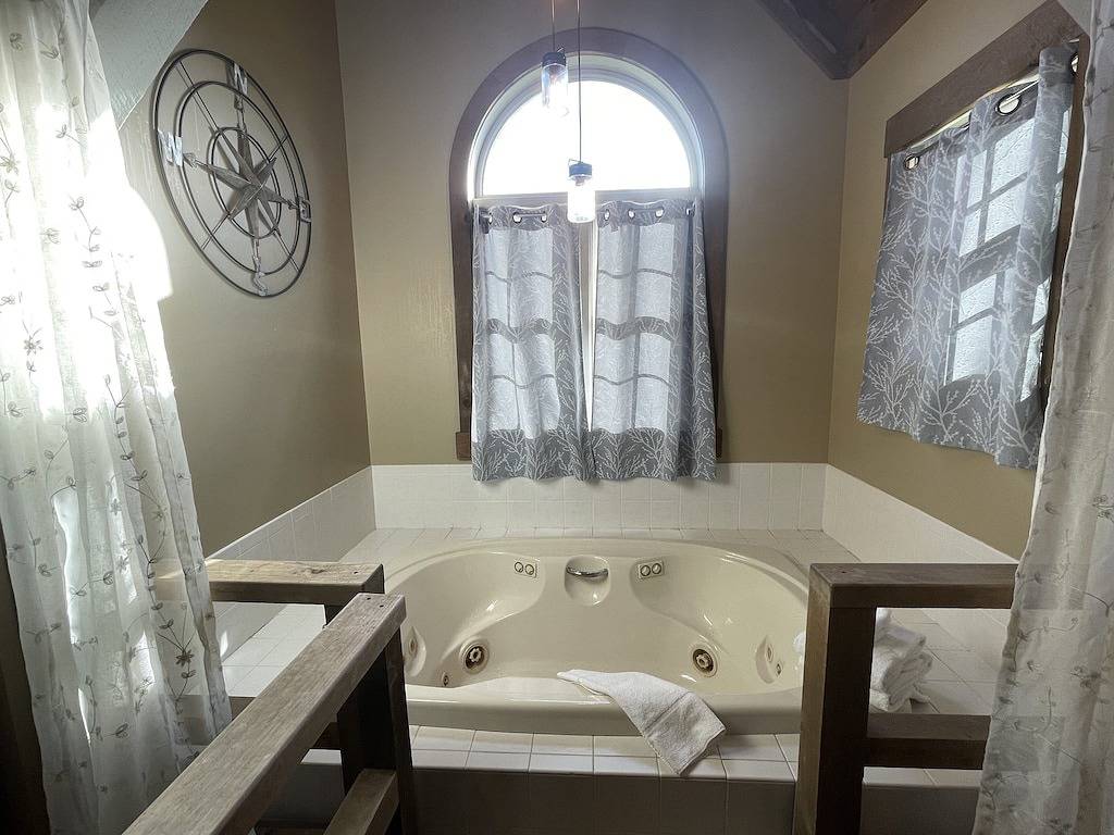 Beautiful Cottage With Seasonal Pool Hot Tub in Holmes County