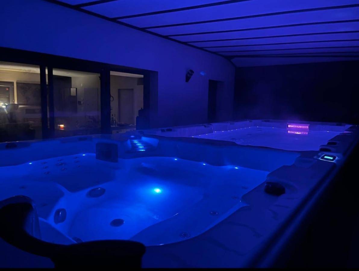Spa de nage et jacuzzi à Séverac d'Aveyron in Sévérac-le-Château, Parc naturel régional des Grands Causses