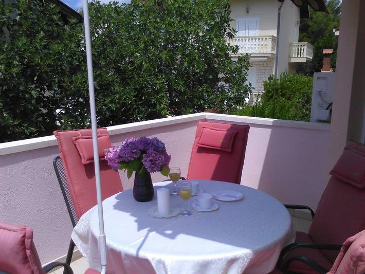 Ferienwohnung für 4 Personen, mit Balkon und Garten in Grad Šibenik