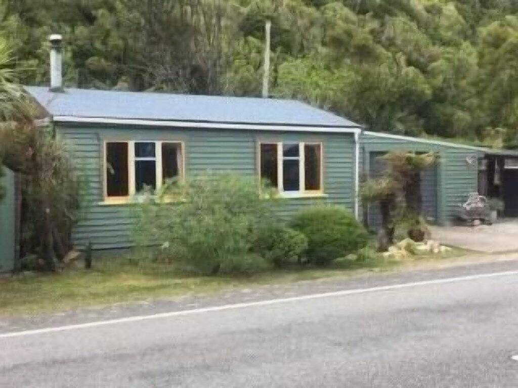 Nestled in the beautiful New Zealand bush a classic Kiwi bach. in West Coast (Neuseeland)