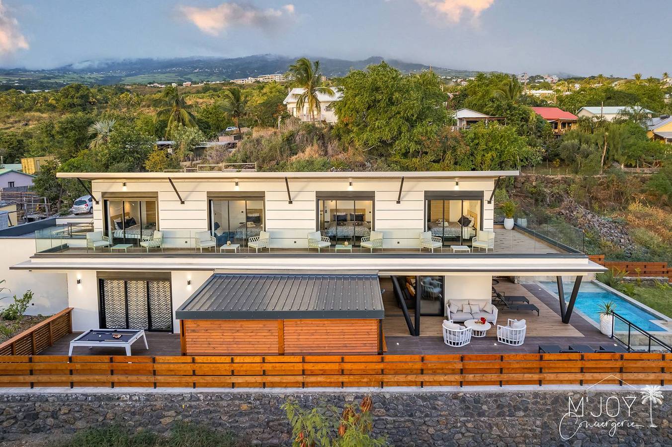 Appartement de vacances entier, Villa Flojulo, sa piscine à débordement et sa vue à 180° sur l'océan in Saint-Leu, Île de la Réunion