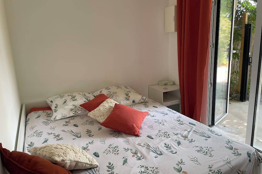 Entire apartment, Studio rental with pool in Solliès-Pont, Toulon region