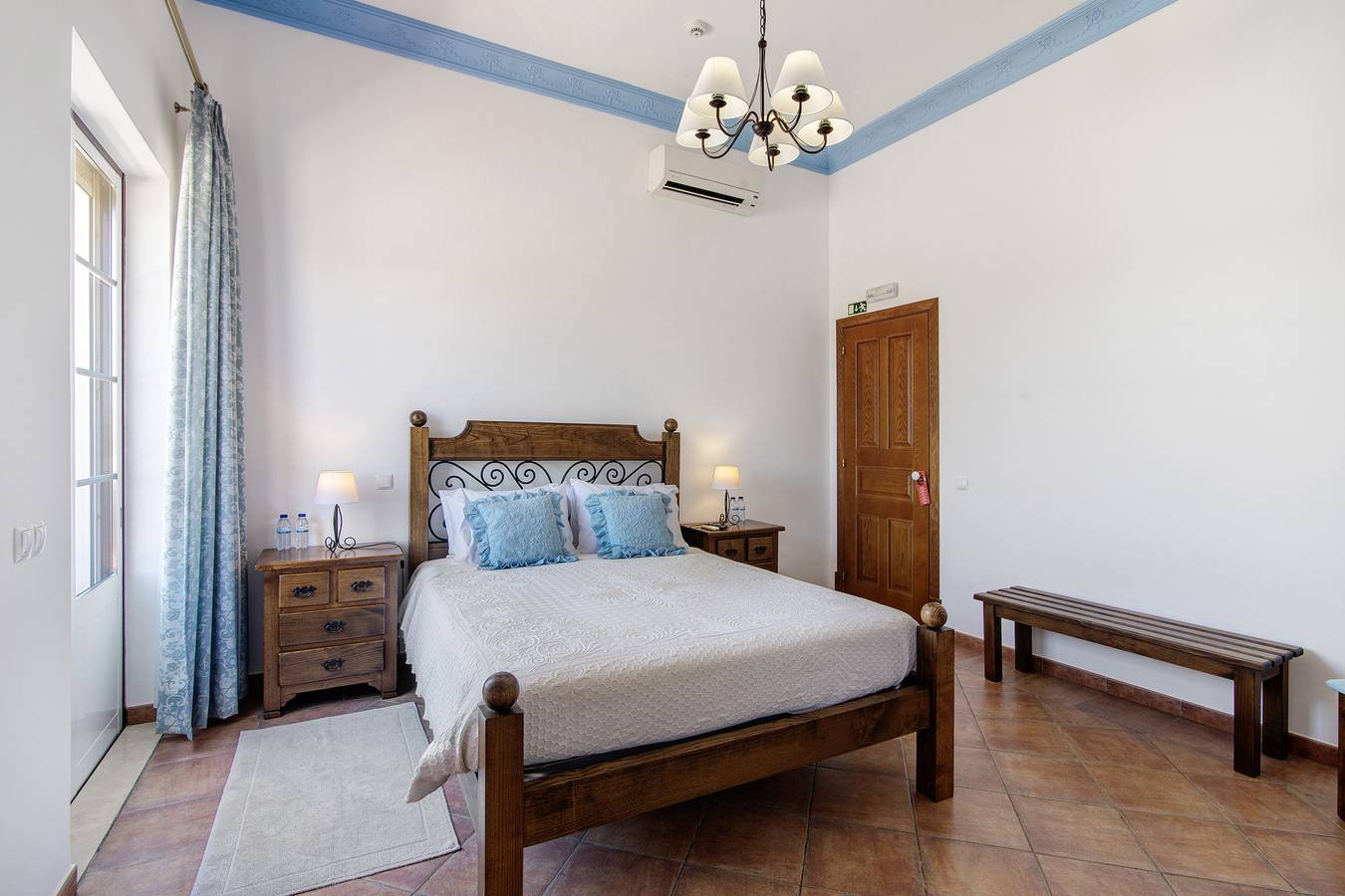 Quarto 'Quarto Azul - Vista Campo-Com Pátio' com Piscina Partilhada, Wi-Fi e Ar Condicionado in Mértola, Distrito de Beja