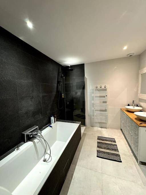 Location de vacances pour 6 personnes, avec Terrasse et Jardin ainsi que Piscine et Vue à Périgny - 2